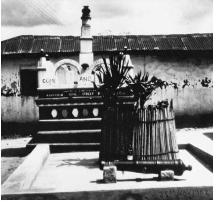 Original Mankessim shrine erected in 1981 photo by Doran Ross