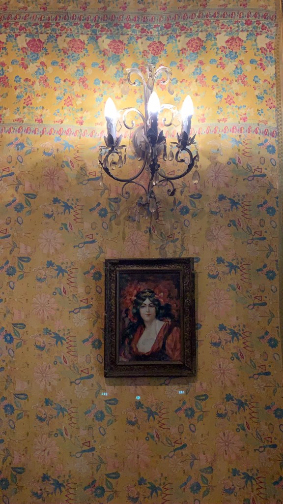 Decor at Crystal Barn accommodation in the Midlands in the dining room